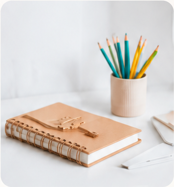 Cuaderno y lápices sobre una mesa de estudio